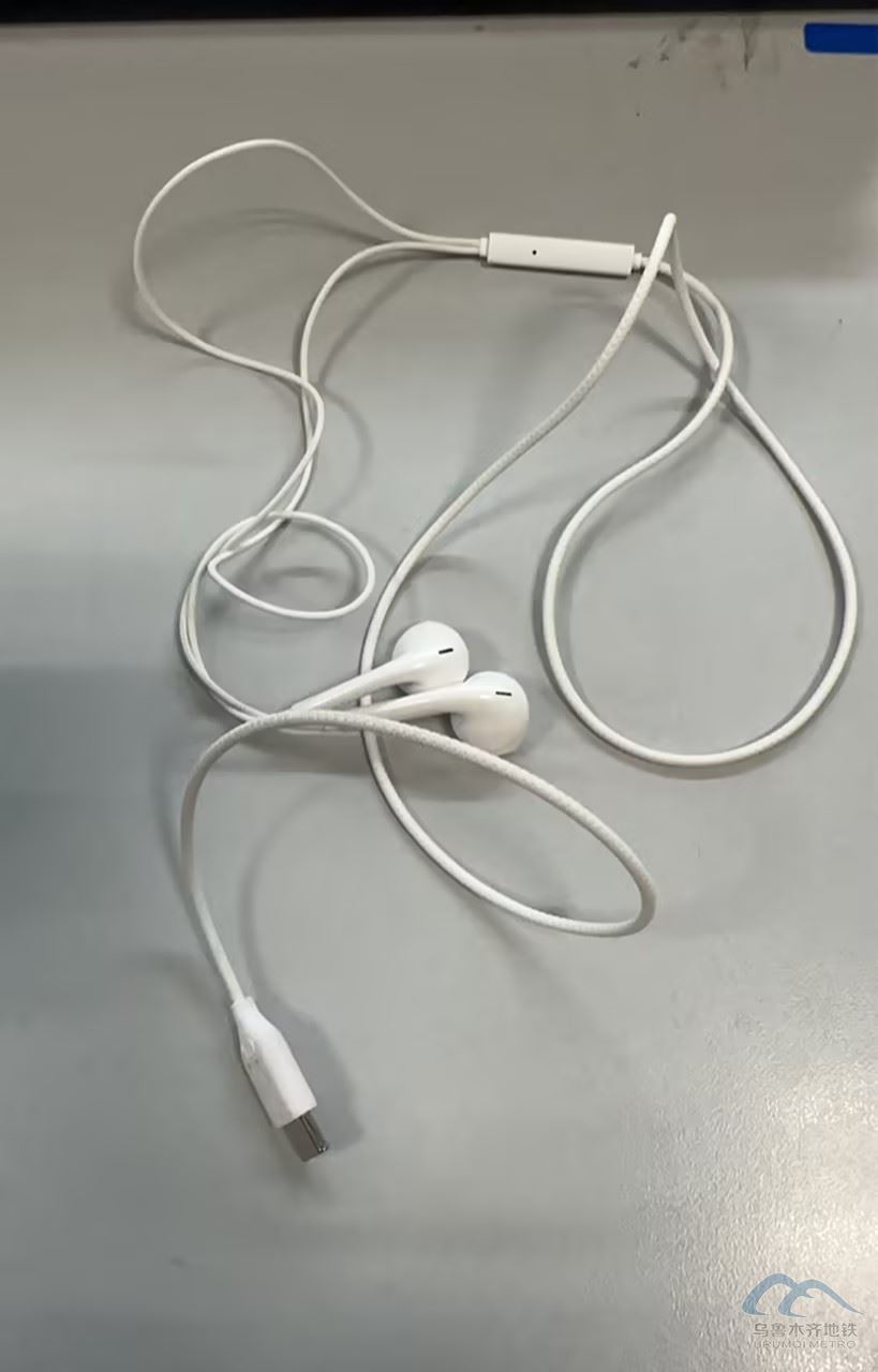 白色耳机.jpg