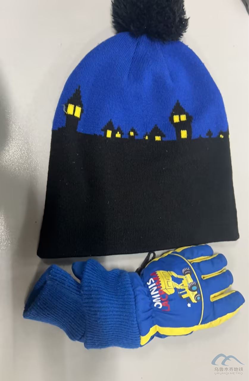一个蓝色帽子和手套.jpg