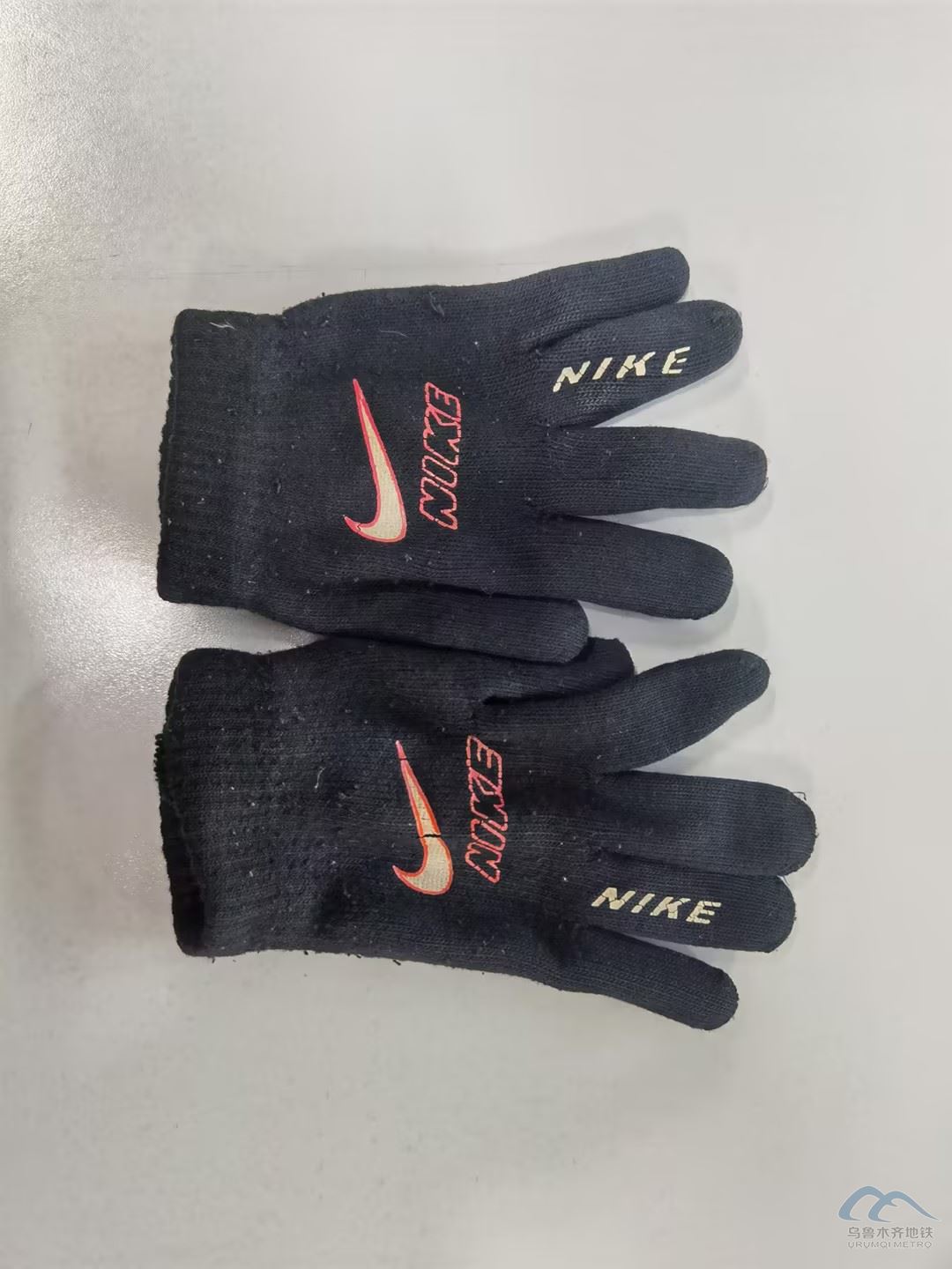 一双黑色手套.jpg