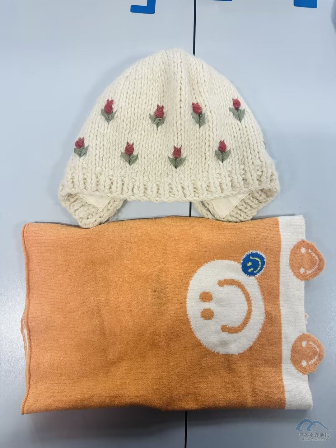 米色帽子橘色.jpg