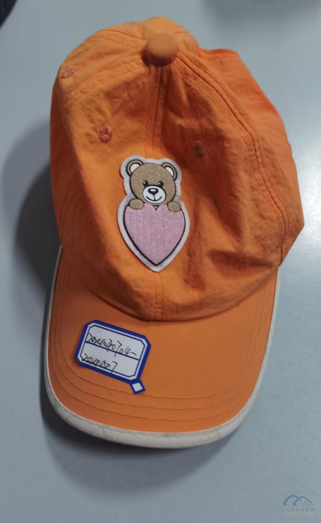 橙色鸭舌帽.jpg