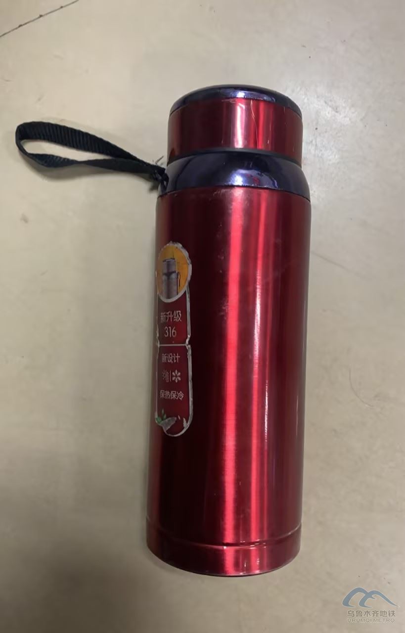 红色保温杯.jpg